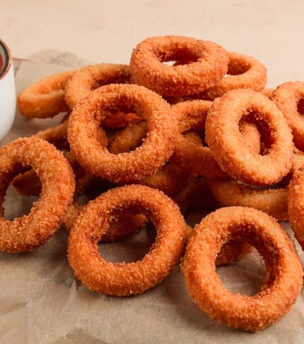 Fried onion rings, deep-fried, snack, no people, selective focus,